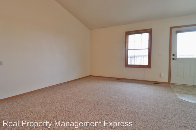 Building Photo - 1 br, 1 bath Apartment - 801 Ryan Dr 801 E...