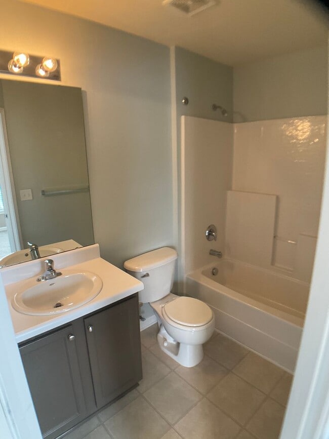 Building Photo - 3 Bed, 3.5 Bath Townhome with Garage!