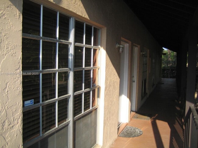 Building Photo - 10824 N Kendall Dr