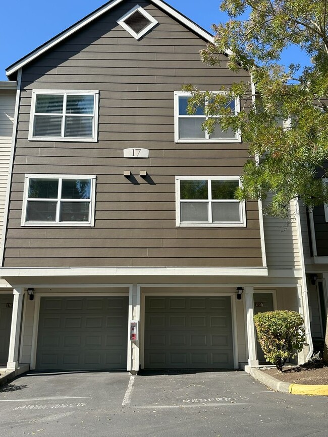 Building Photo - Lovely 2 bedroom Townhome in great Central...