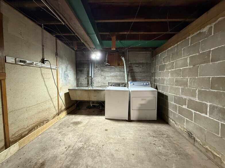 Washer/Dryer hookup - 109 W 9th Ave