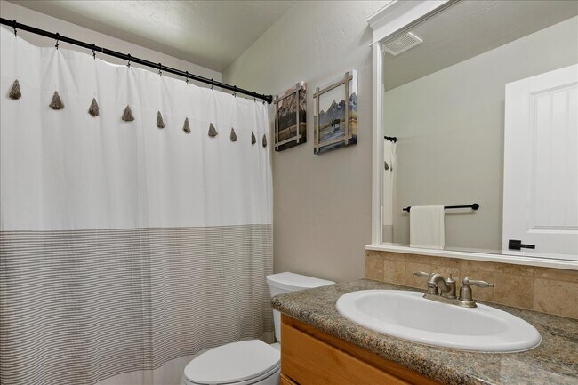 Building Photo - 581 N Devon Pl