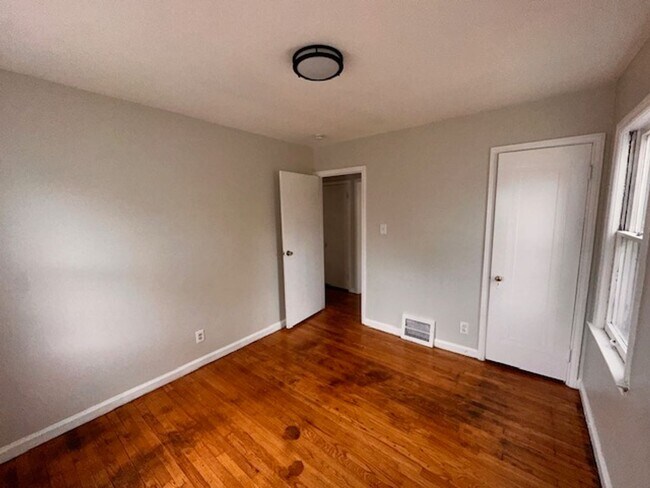 Building Photo - Three Bed 1 Bath Brick Bungalow with basement on the east-side of Detroit! Move in Ready!