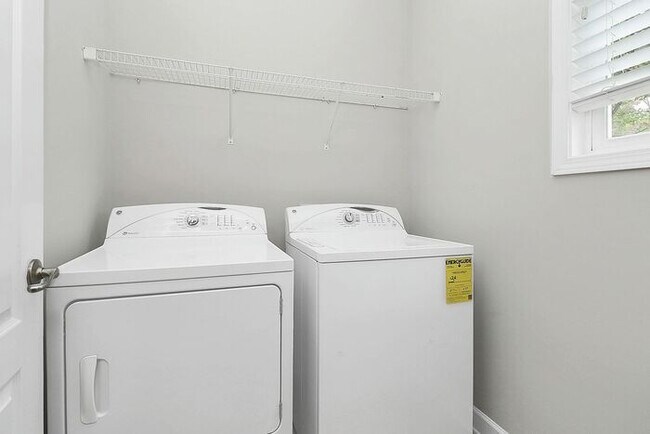 Building Photo - Beautiful End Unit 3BD/2.5BA Townhome in the Cedar Walk Community!