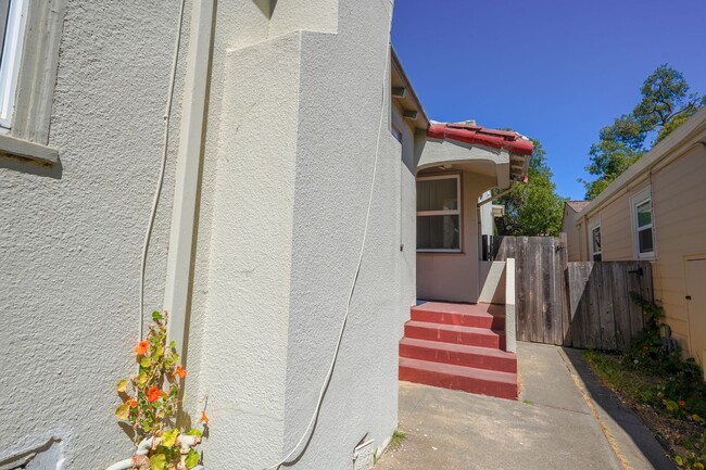 Building Photo - Single Family Home