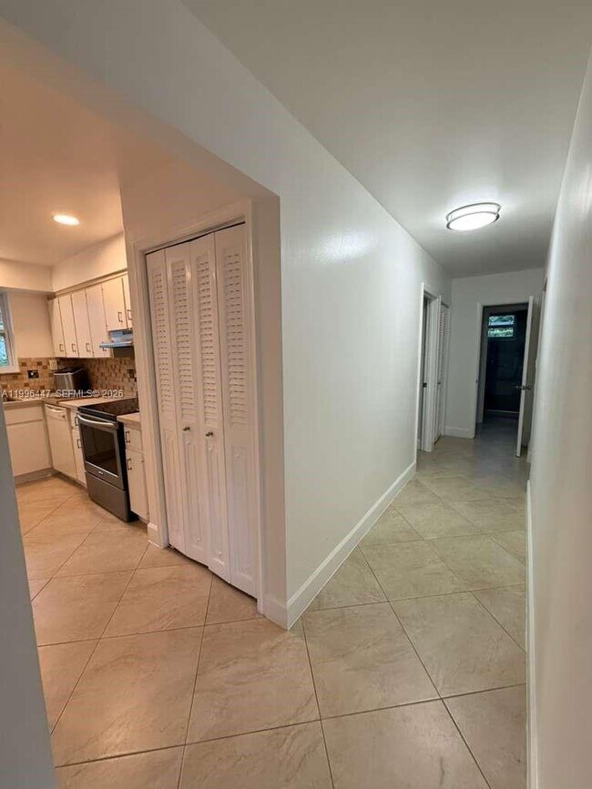 Building Photo - 325 NE 131st St