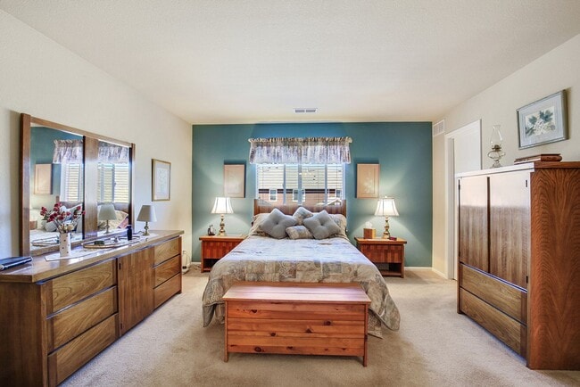 Building Photo - Beautiful 3 bedroom Townhome in Green Vall...
