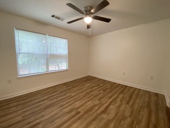 Building Photo - First Floor, Two Bedroom, Two Bathroom upd...