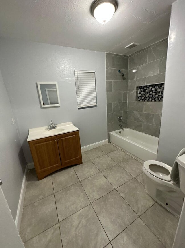 Building Photo - Fully Renovated 3/1 Single Family House Available for Immediate Rent!