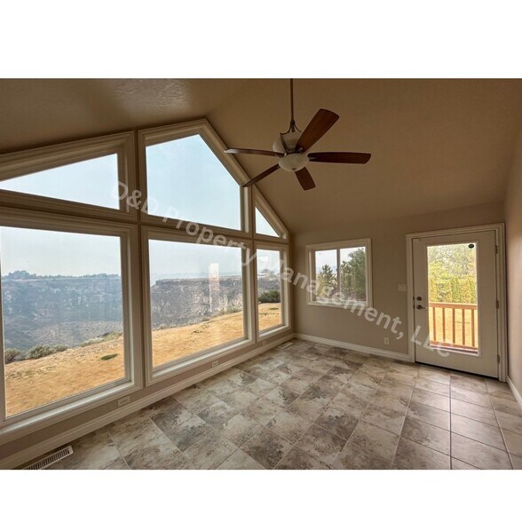 Building Photo - 568 Mahard Dr