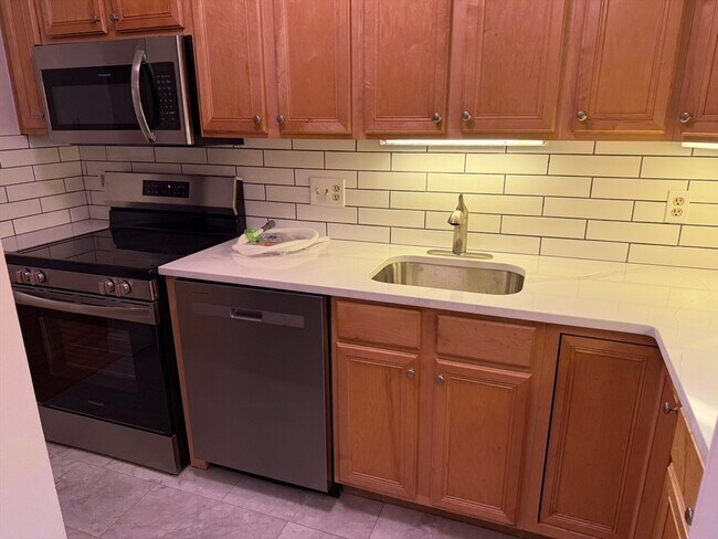 Building Photo - 750 Brookside Dr