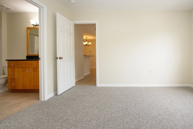 Building Photo - 2 Bedroom Condo W/ Garage in Lakewood Ranch