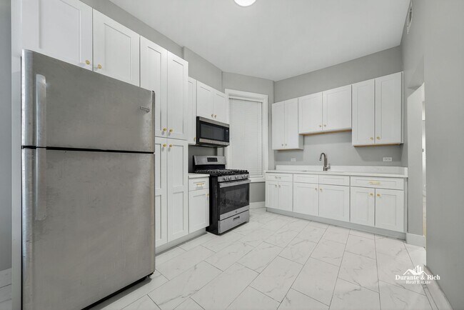 Building Photo - Gorgeous Lawndale 2 Bedroom Has it All