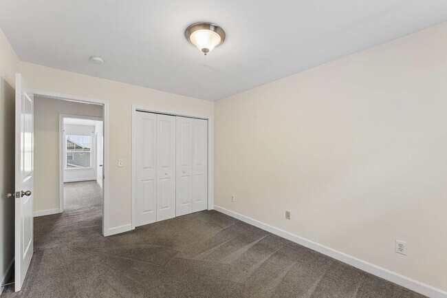 Building Photo - 553 Rosedale Ave