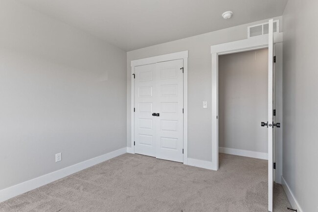 Building Photo - AMMON 3 BED 2 BATH TOWNHOME WITH 2 STALL G...