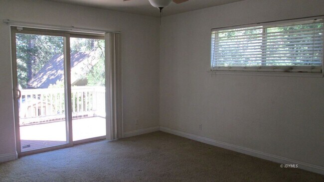 Building Photo - 3 bedroom Rental with garage