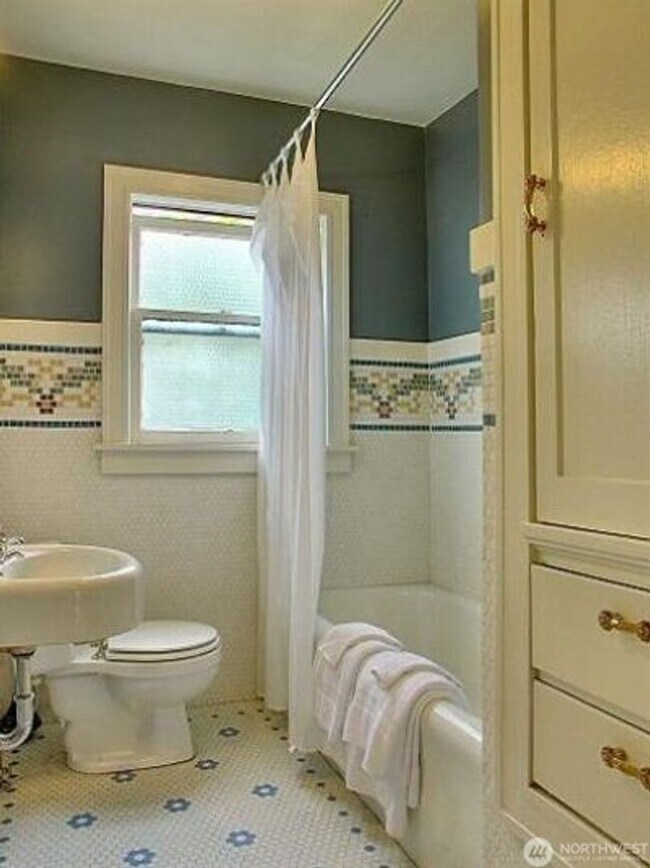 Building Photo - 807 16th Ave