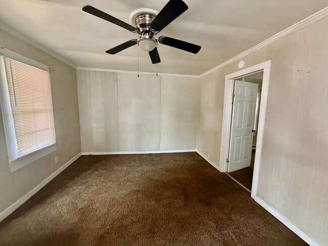 Building Photo - One bedroom, 1 bath house in Burlington