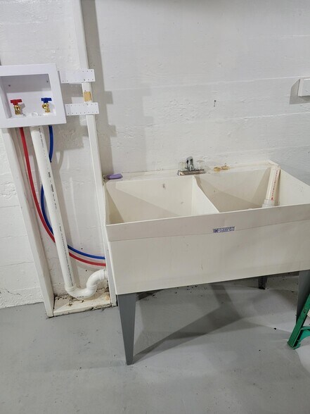 Building Photo - 332 Ashwood Ave