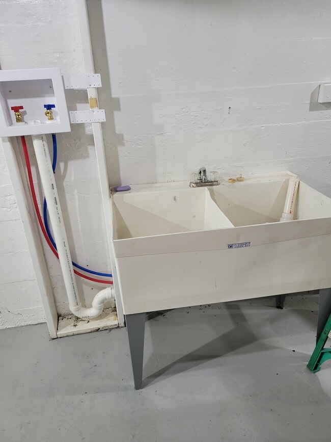 Building Photo - 332 Ashwood Ave