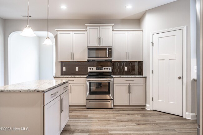 Building Photo - 412 Palisades Dr