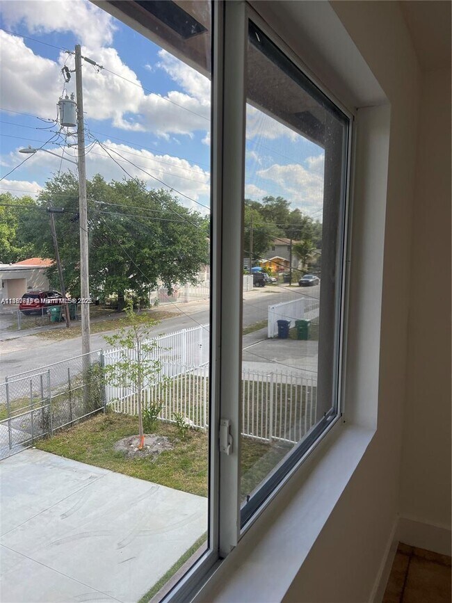 Building Photo - 3076 NW 45th St