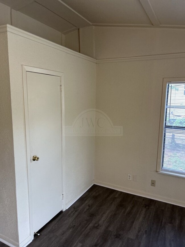 Building Photo - 910 Evergreen Dr