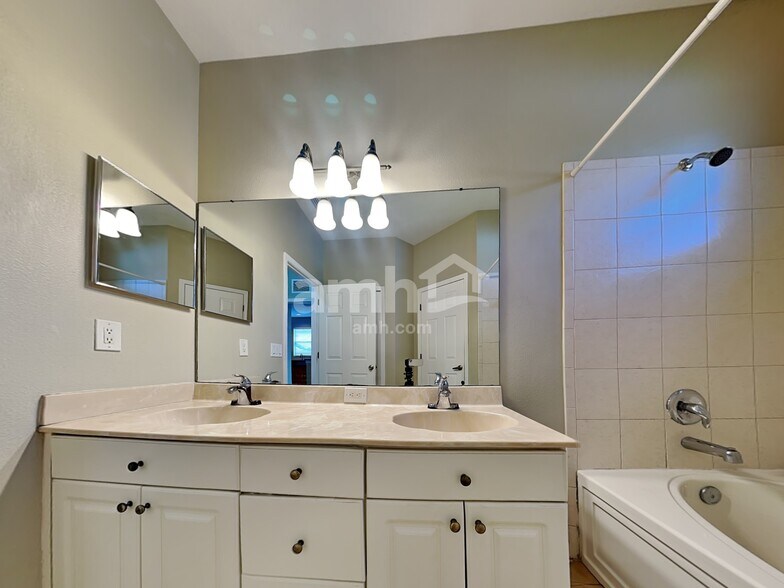 Building Photo - 8011 Terrace Arbor Ct