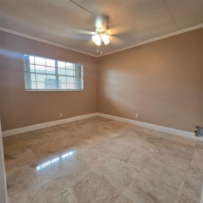 Building Photo - 2301 NE 14th Street Causeway