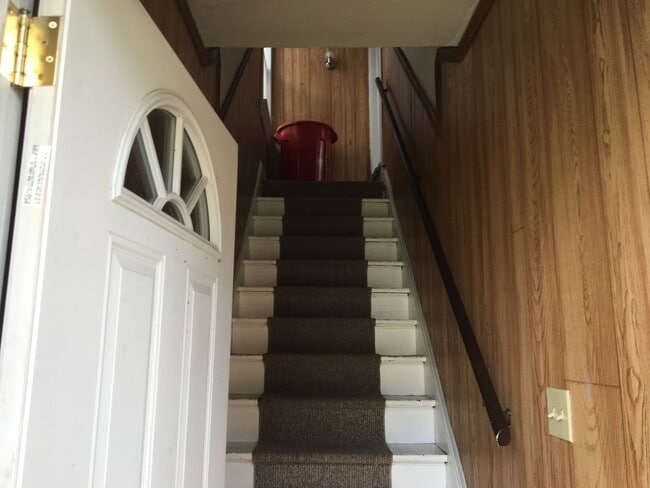 Building Photo - Clean 2BR up with offstreet parking and yard