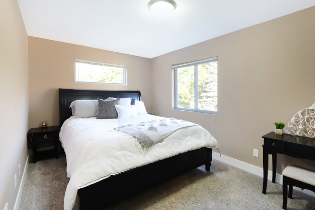 Building Photo - 935 Calvary Ave NW