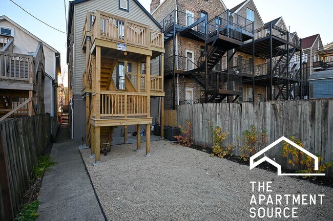 Building Photo - 1142 W 17th Pl