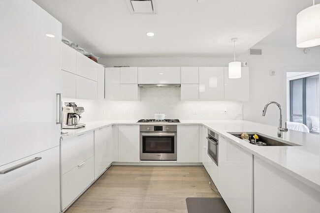 Building Photo - 9 Ave at Port Imperial