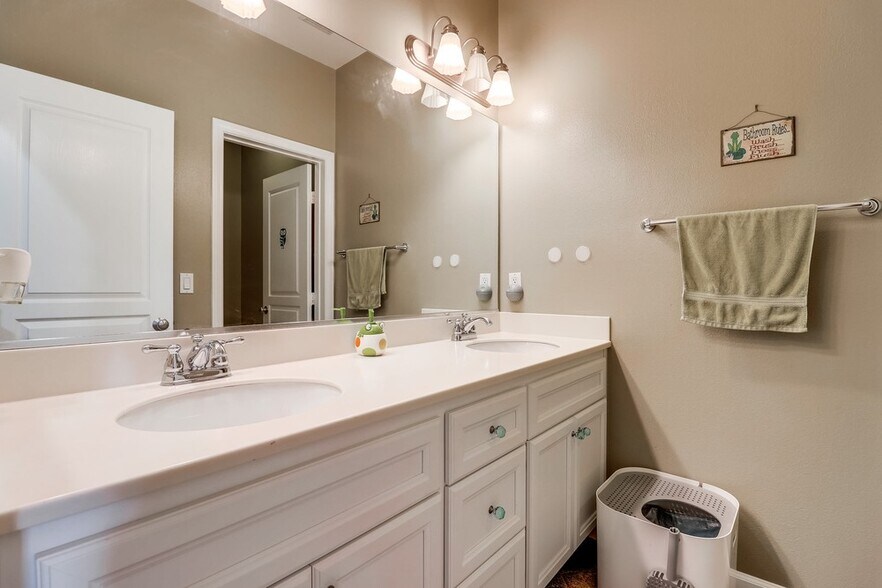 Upstairs Bath - 4300 Newton Ave