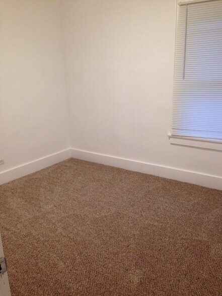 Building Photo - 458 Hallock St