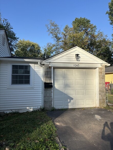 Building Photo - 1043 Thrush Ln