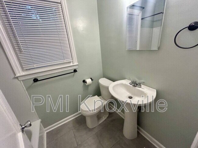 Building Photo - 926 Ledgerwood Ave
