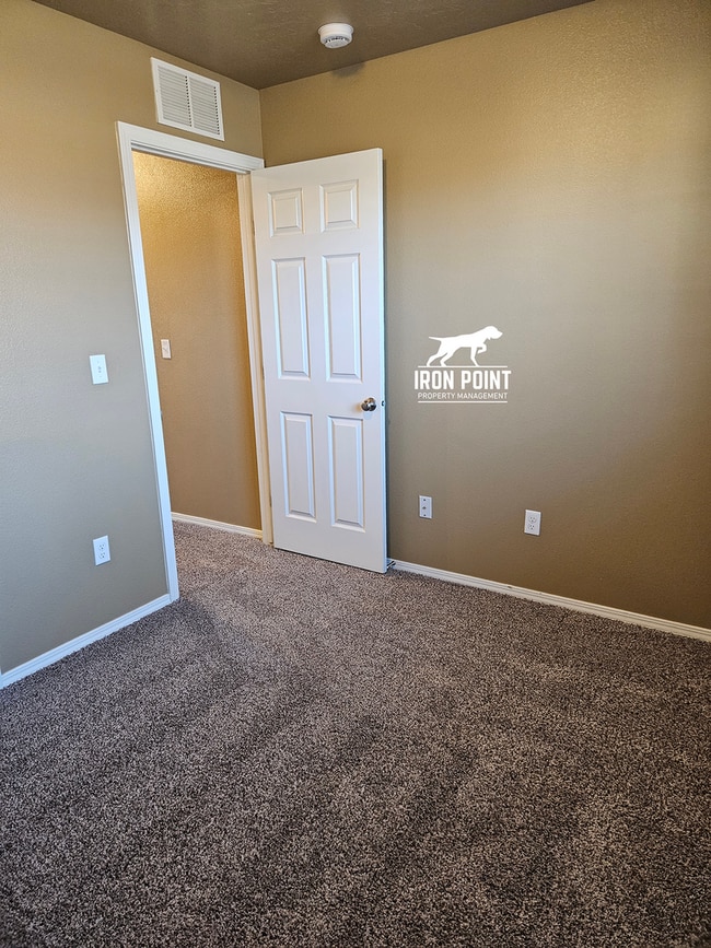 Building Photo - 3bed/2bath home w/bonus room, 2 car garage, fenced yard, and landscaping included.