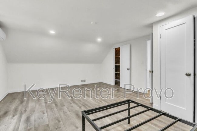 Building Photo - 362 800 E