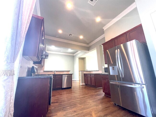 Building Photo - 3138 Pemberton Walk