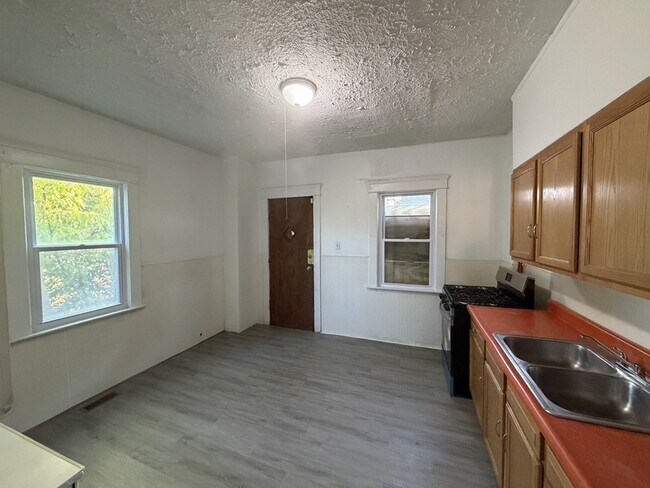 Building Photo - 2958 E 71st St