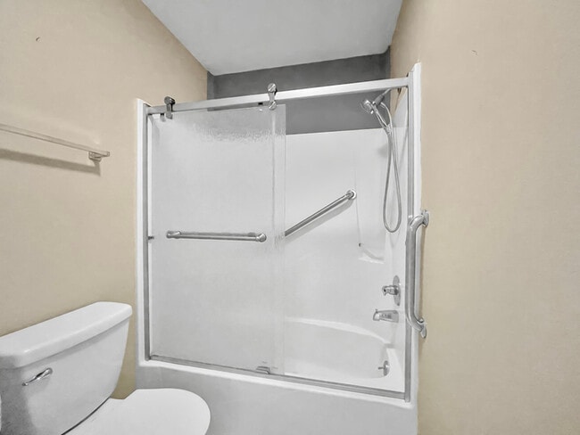 Building Photo - Spacious home featuring multiple bedrooms ...