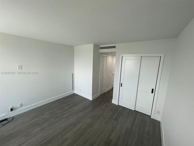 Building Photo - 100 Bayview Dr