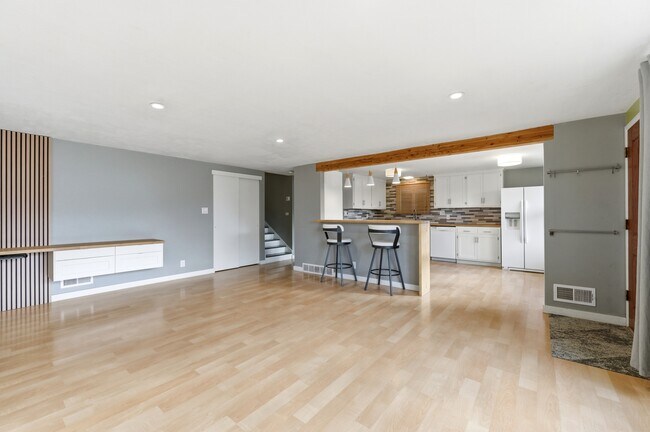 Building Photo - 1346 Phillips Ln