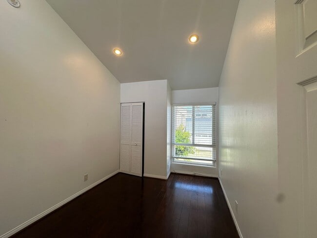 Building Photo - Huntington Beach Home