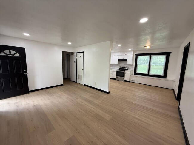 Building Photo - 5 Bedroom
