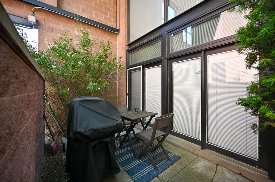 Building Photo - 1760 W Wrightwood Ave