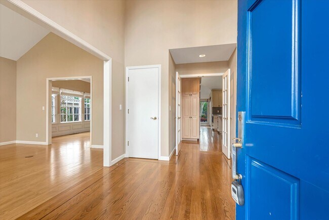 Building Photo - 954 Russell Ave