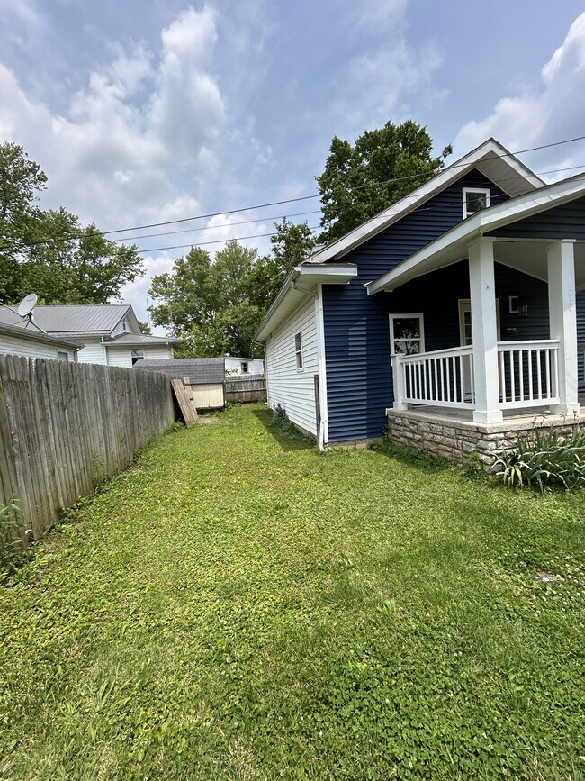 Building Photo - 1030 W 17th St