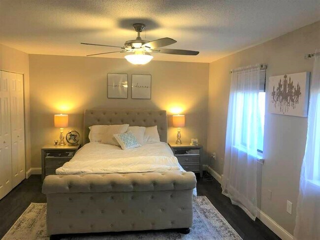 Large Master Bedroom - 25 Beekman Dr